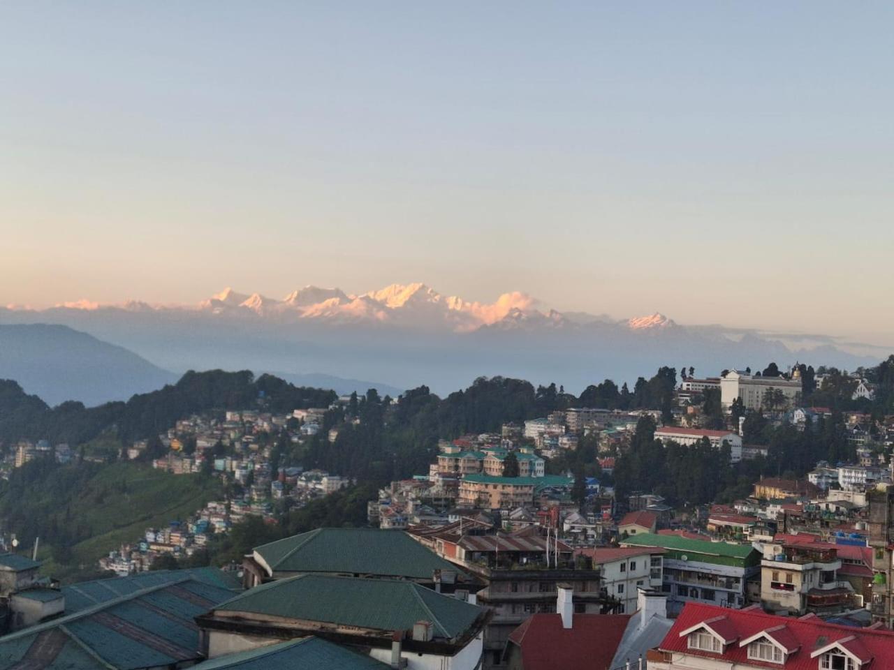 دارجيلنغ Monratino Himadrie -2 Mins Walk From Mall Road - All Rooms Have Kanchenjunga Mountain View المظهر الخارجي الصورة
