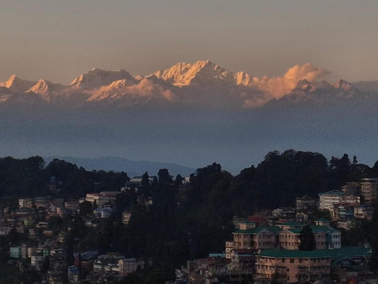 دارجيلنغ Monratino Himadrie -2 Mins Walk From Mall Road - All Rooms Have Kanchenjunga Mountain View المظهر الخارجي الصورة
